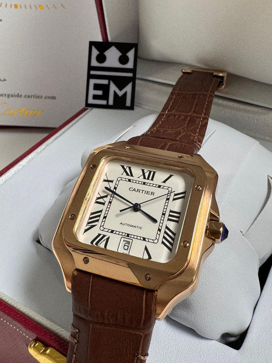 https://images.tcdn.com.br/img/img_prod/1346550/cartier_santos_555_1_e11b0498ab2cab42236543c50deaa7bd.jpeg