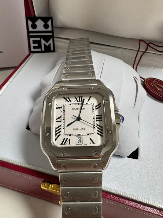 https://images.tcdn.com.br/img/img_prod/1346550/cartier_santos_559_1_296a20fdae053aa9065067b107438e32.jpeg