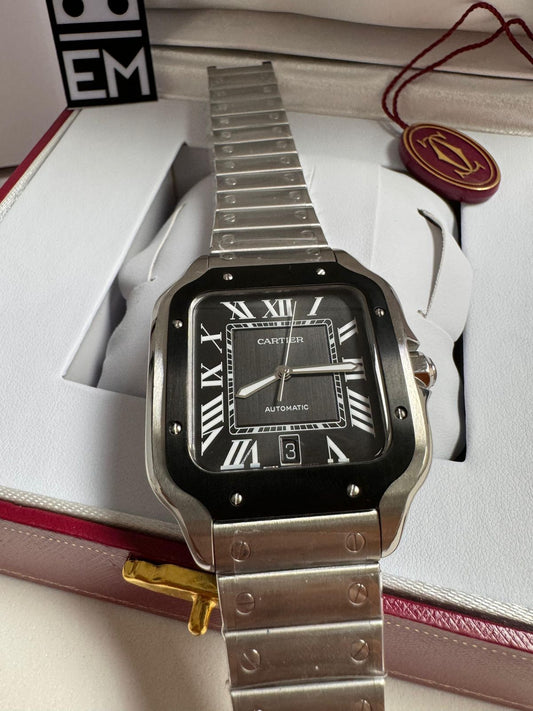 https://images.tcdn.com.br/img/img_prod/1346550/cartier_santos_563_1_f261a284199fb963ea9232d54fc71e5d.jpeg