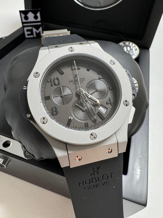 https://images.tcdn.com.br/img/img_prod/1346550/hublot_tuiga_503_1_b1f2fb81741556342b25f0da29b2311c.jpeg